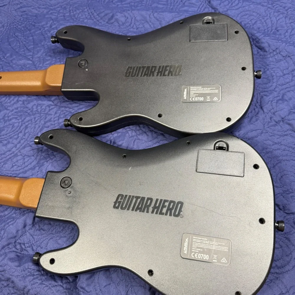 2 Activision Guitar Hero Live Wireless Guitar Controllers 0700 Black Gold